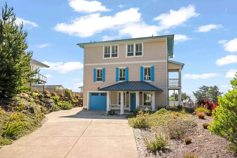Lincoln City is south of Cannon Beach & Seaside and north of Newport. Use this rental as a base camp to explore the Oregon Coast.