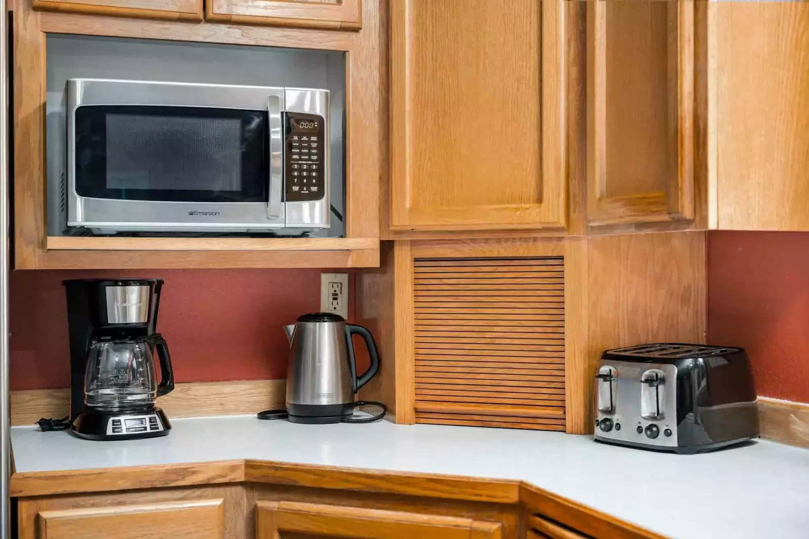 Coffee lovers are in luck as this rental provides coffee. There are also cute cafes a short drive away.