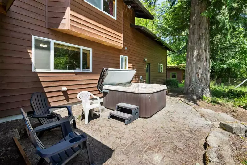 Mount Hood is a great to visit in the summer. Visit and enjoy lakes, hikes, waterfalls, and more!