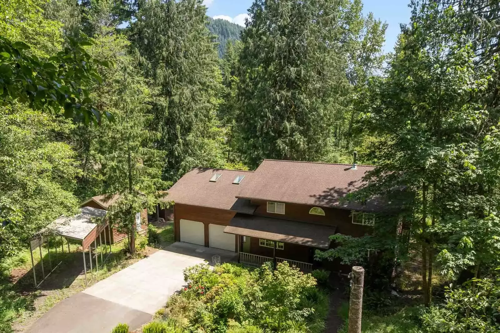 Huckleberry Hideout has parking for up to 4 cars. Please inquire about RVs.