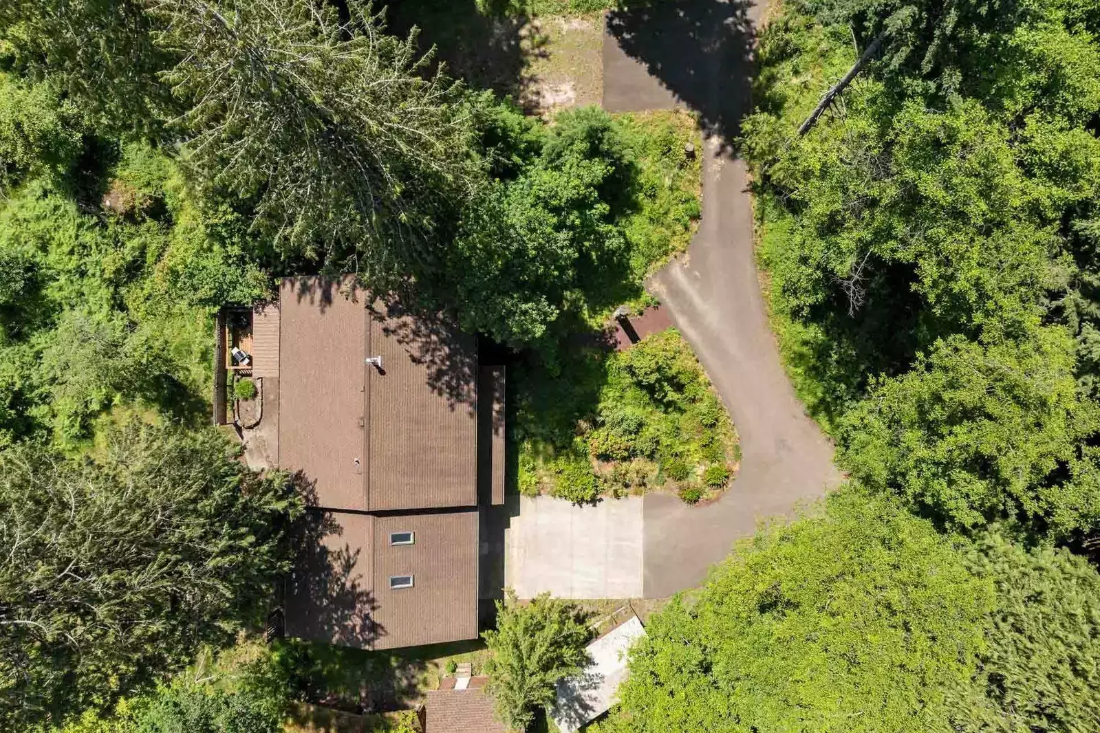 While nestles in the trees. Huckleberry Hideout is close to the convenience of Highway 26.