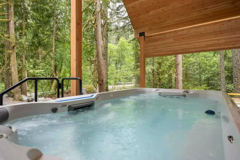 "The hot tub was a huge hit and we had so much fun exploring the hiking trails nearby and the river below." - Shirley