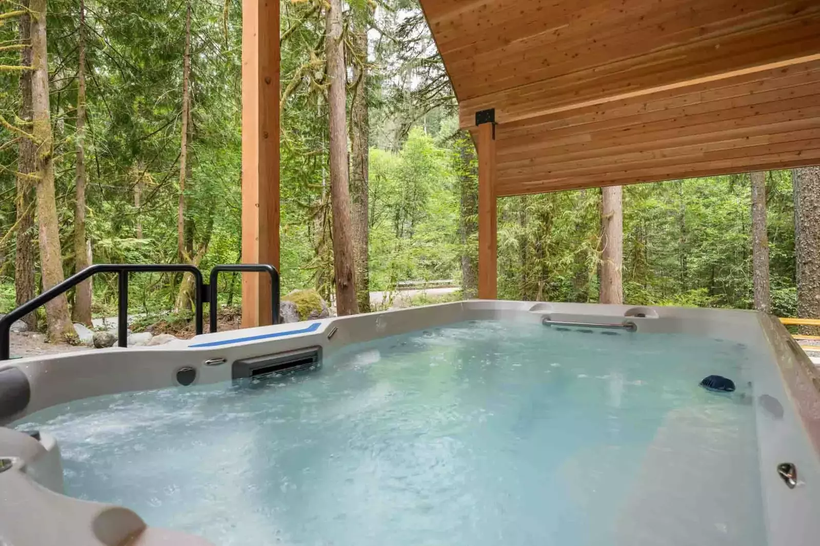 "The hot tub was a huge hit and we had so much fun exploring the hiking trails nearby and the river below." - Shirley