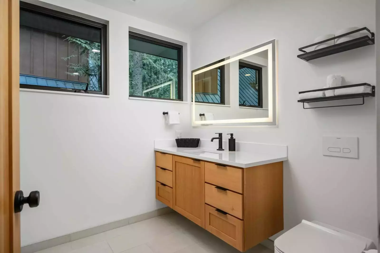 With 5.5 bathrooms everyone staying here has ample privacy.