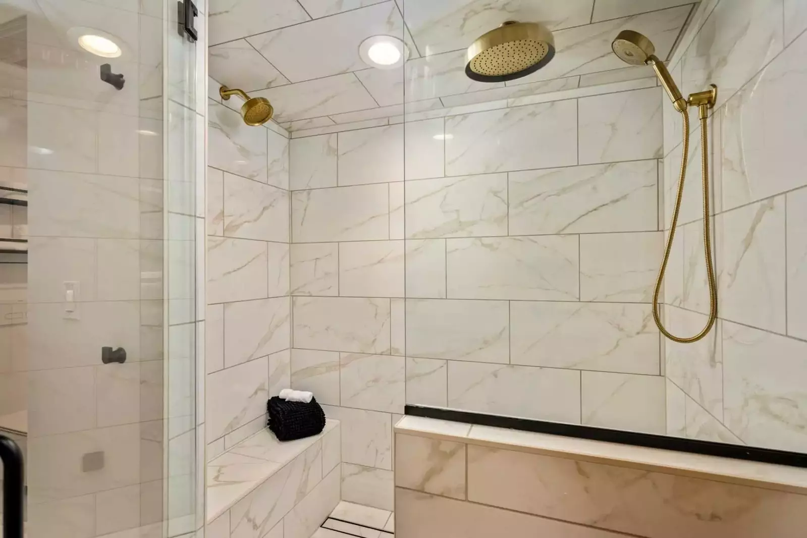 A spacious shower with tremendos water pressure and multiple shower heads.