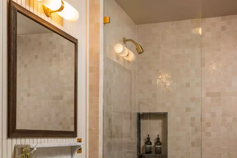 Another immaculate shower with excellent water pressure.