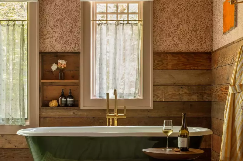 The bathtub is an excellent place to recharge after a day exploring the Willamette Valley.