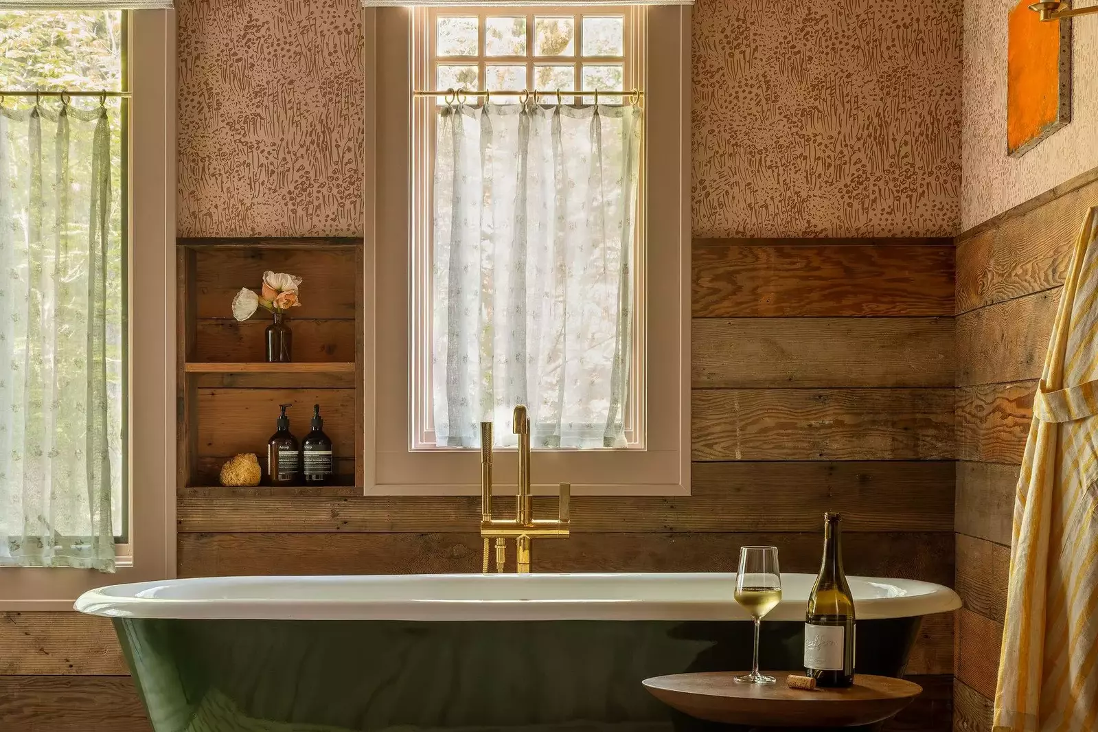 The bathtub is an excellent place to recharge after a day exploring the Willamette Valley.