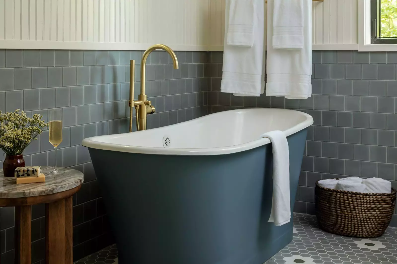 Another tranquil bathtub.