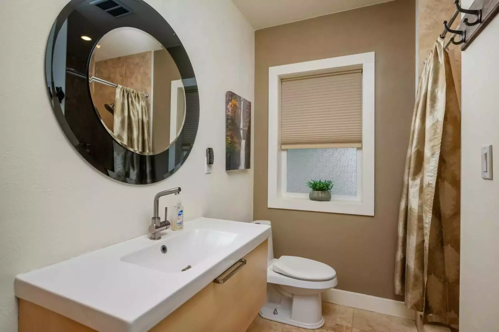 With 4 full bathrooms everyone staying here has ample privacy.