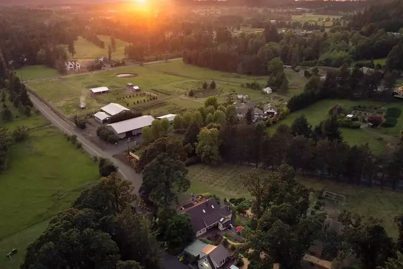 West Linn is close to Portland, the Willamette Valley, the Gorge, Mt Hood, and more. Use this rental as a base camp for an Oregon adventure!