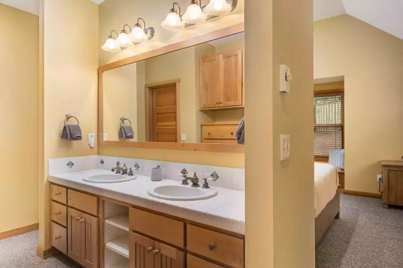 Two nice sinks and plenty of space.