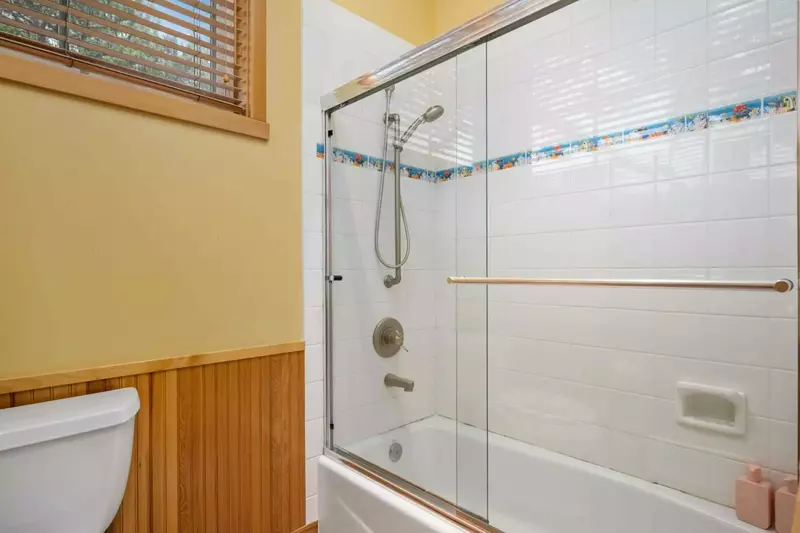With 2 full bathrooms everyone staying here has ample privacy.