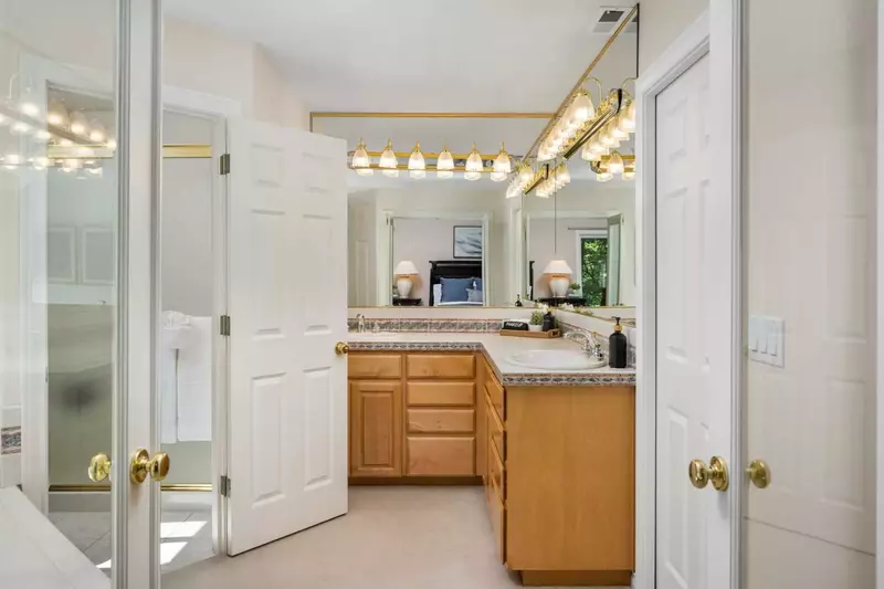 An en suite bathroom/