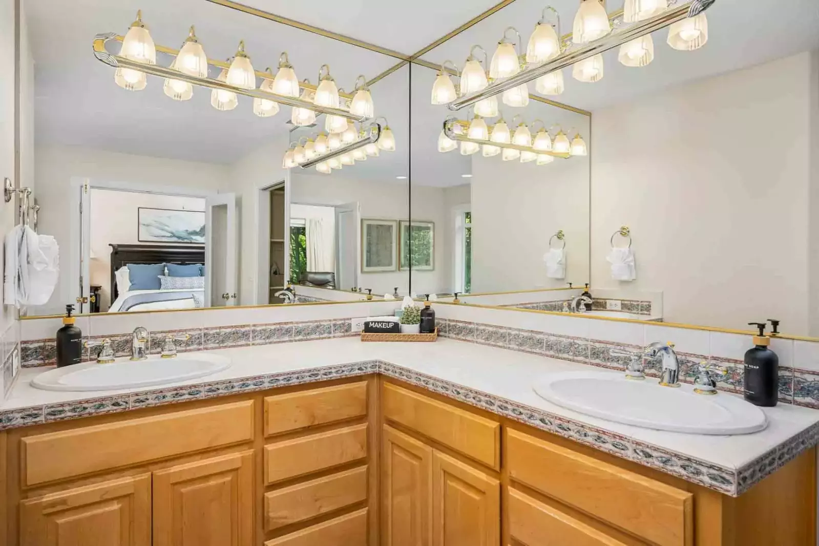 Two nice sinks and plenty of space.