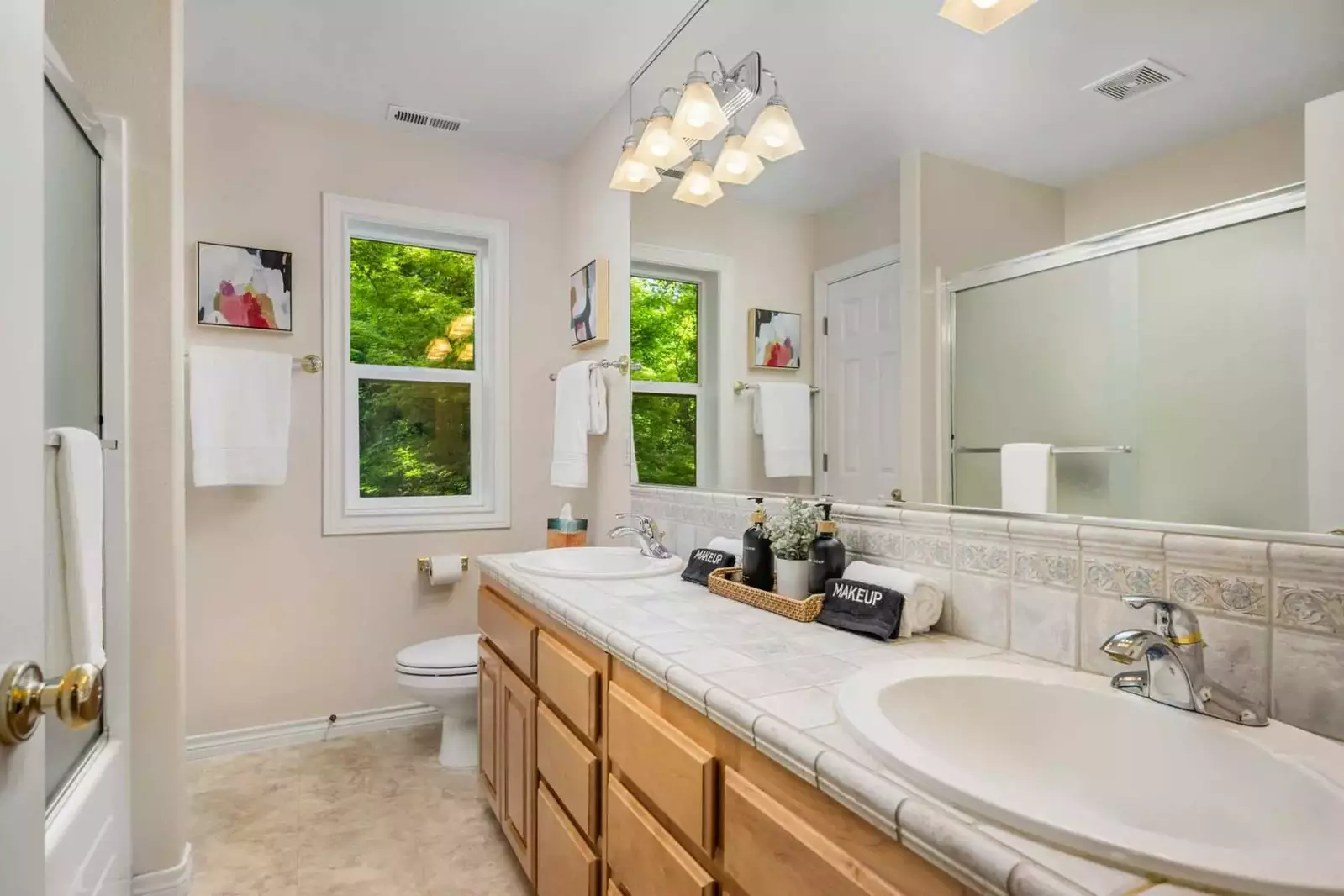 With 2.5 bathrooms everyone staying here has ample privacy.