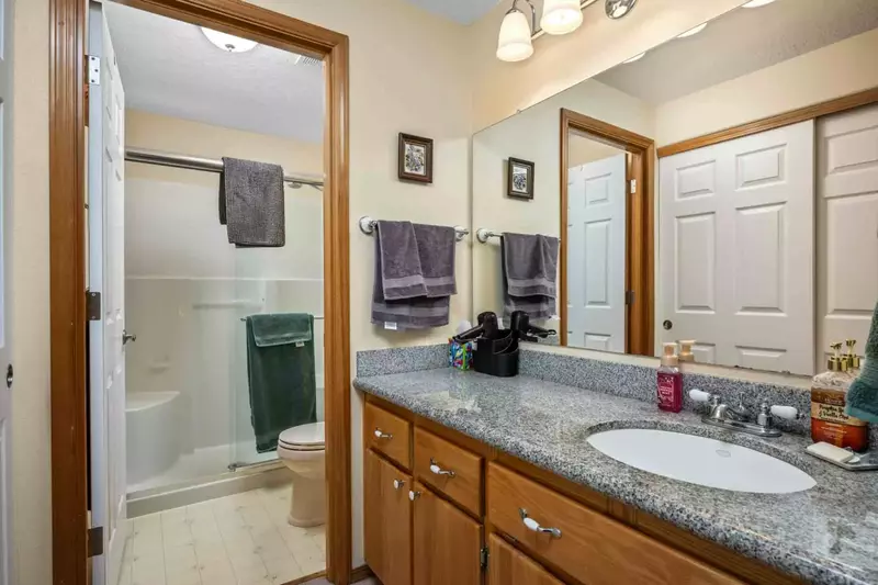 With 2 full bathrooms everyone staying here has ample privacy.