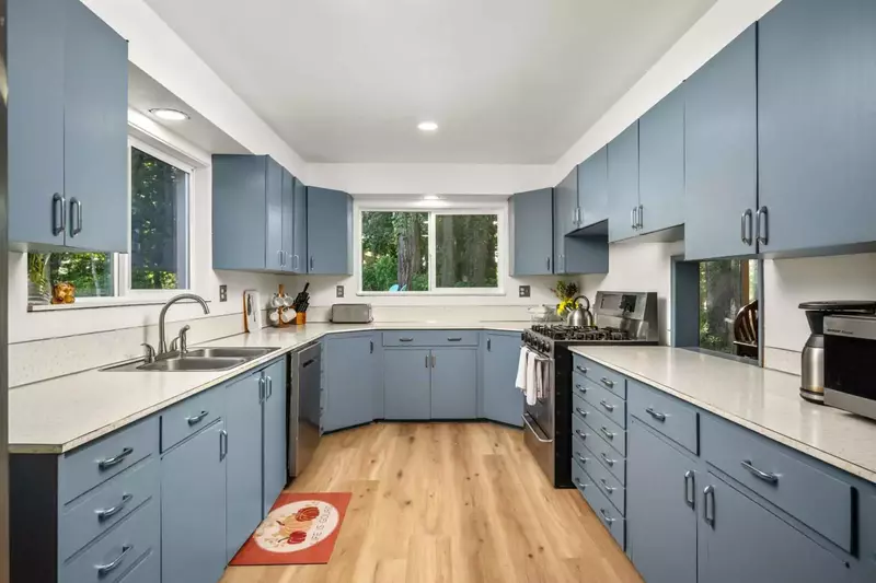 Cook delicious meals for breakfast, lunch, and dinner in this fully equipped kitchen.