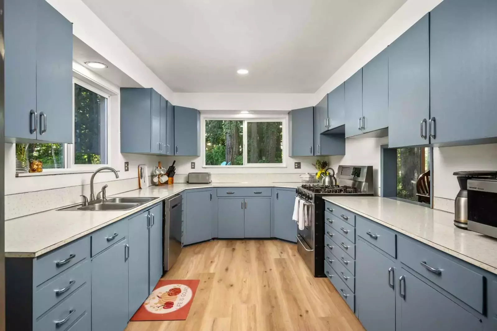 Cook delicious meals for breakfast, lunch, and dinner in this fully equipped kitchen.