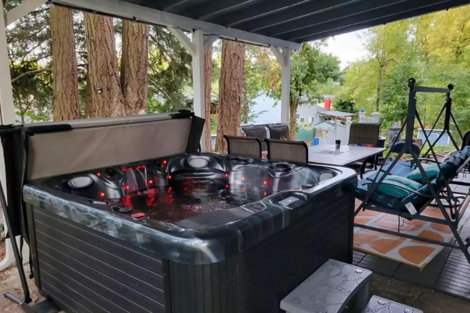 Color therapy meets hydrotherapy! Let the shifting lights set the mood for your ultimate soak session.