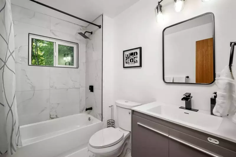 With 3 full bathrooms everyone staying here has ample privacy.