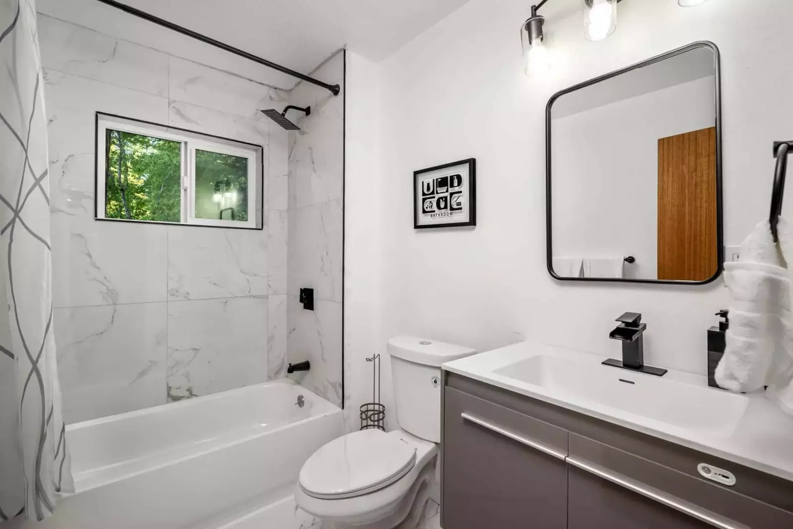 With 3 full bathrooms everyone staying here has ample privacy.