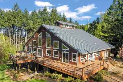 Swallows Nest is nicely located in the serene Oregon countryside.