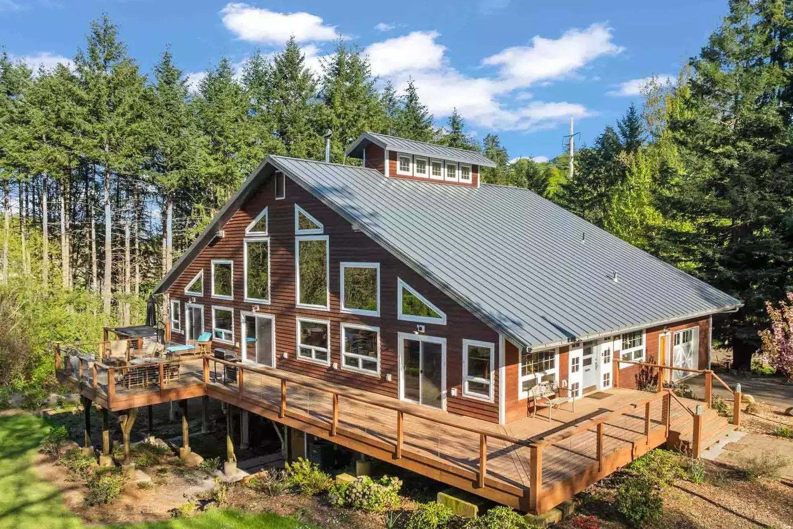 Swallows Nest is nicely located in the serene Oregon countryside.