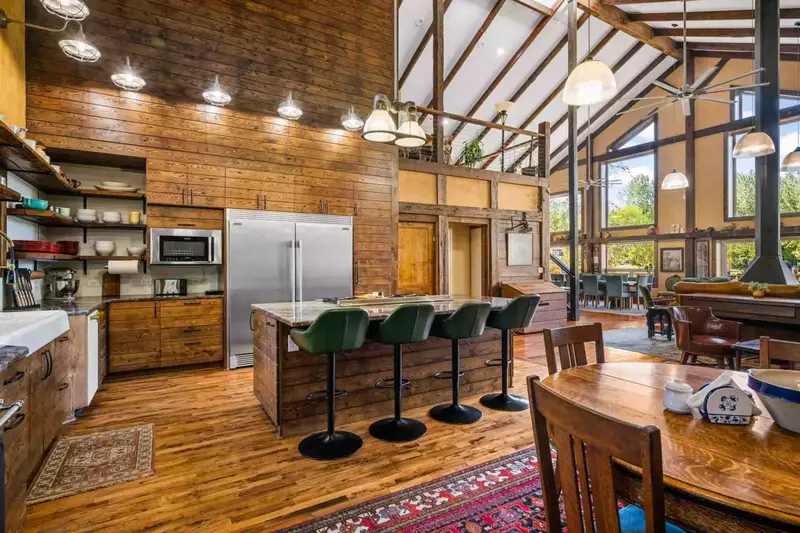 The light in Swallows Nest is excellent thanks to high ceilings and large windows.