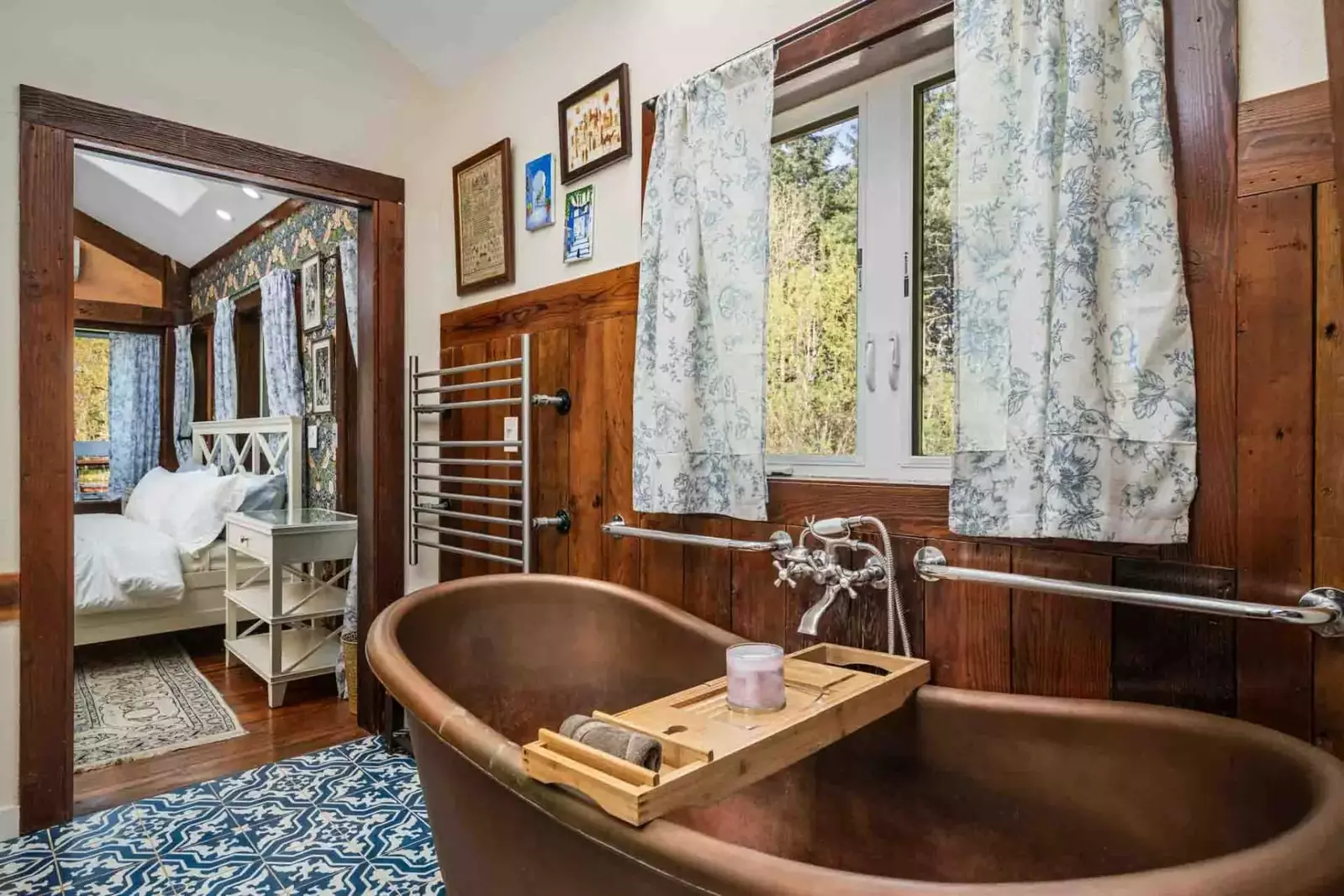 A classic tub to increase the historic experience!