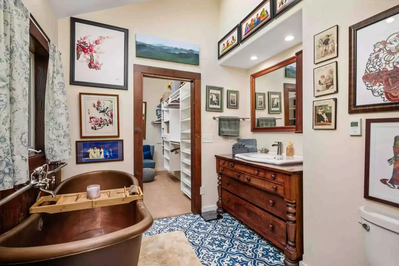 This bathroom is luxurious with excellent vintage design.