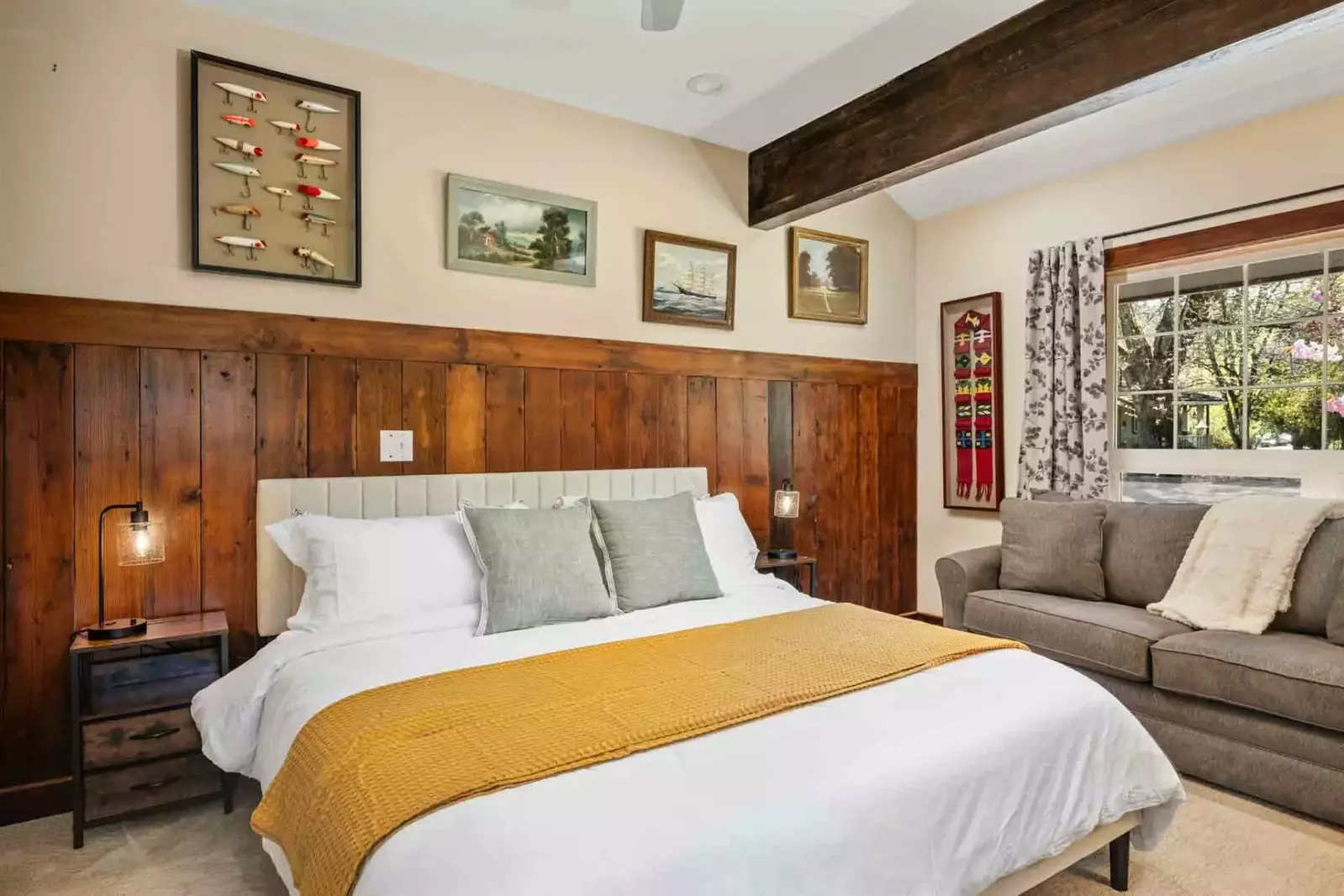 Another comfortable king bed.