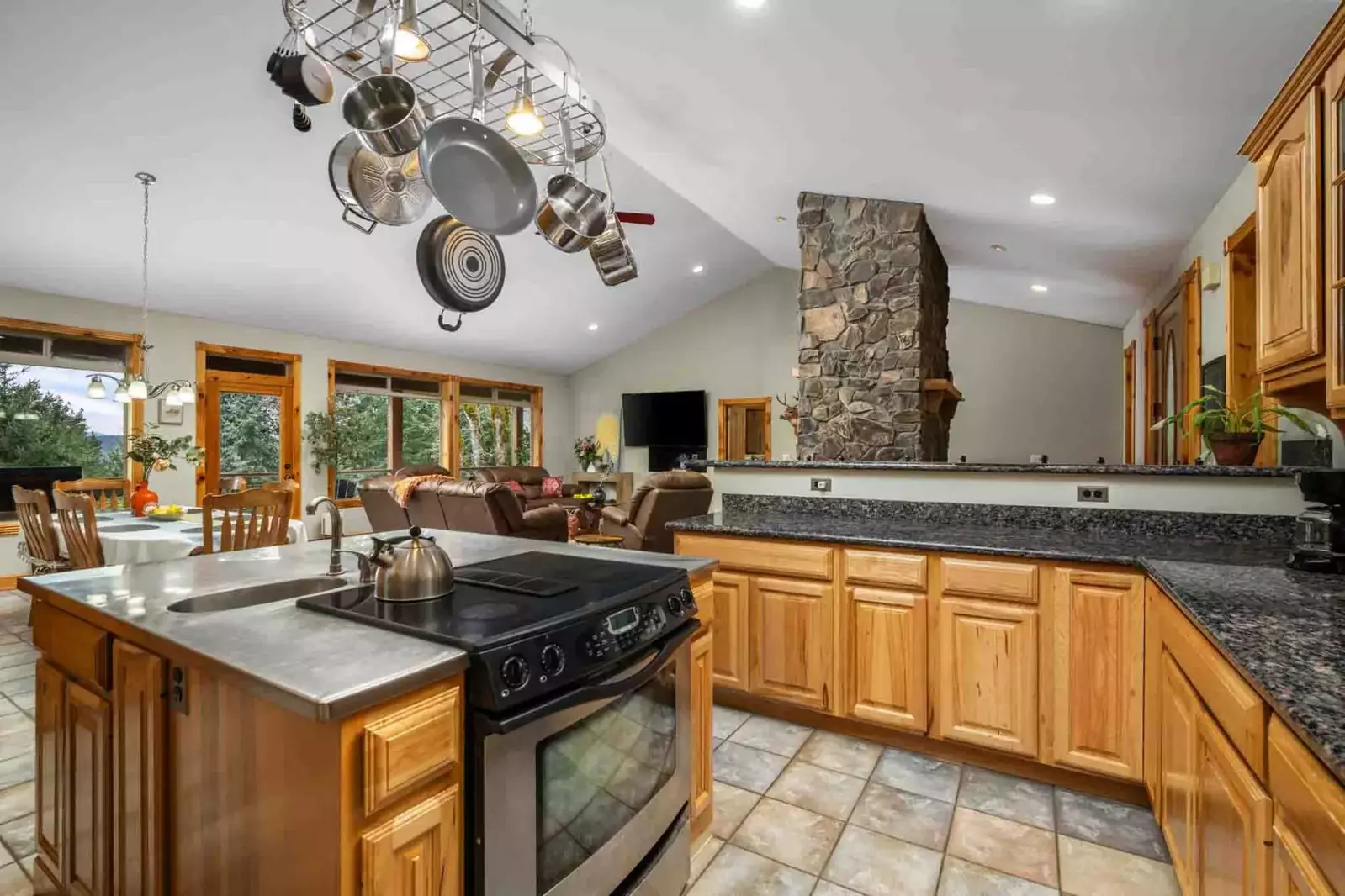 The Willamette Valley is full of excellent farms and markets. Guests can make amazing meals with locally sourced ingredients.