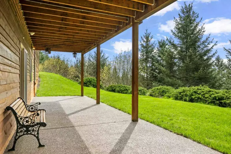 Mount Richmond Manor is located just outside the small town of  Yamhill, and less than half an hour north of McMinnville.