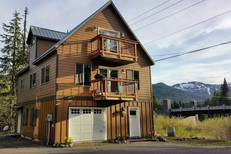 Welcome to Alltitude Chalet! Please enjoy this one of a kind mountain paradise just blocks away from downtown Government Camp!