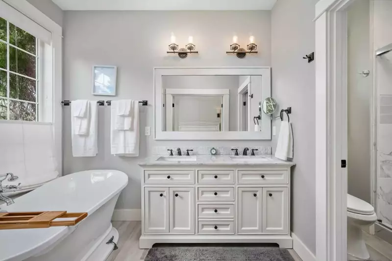 With 3 full bathrooms everyone staying here has ample privacy.