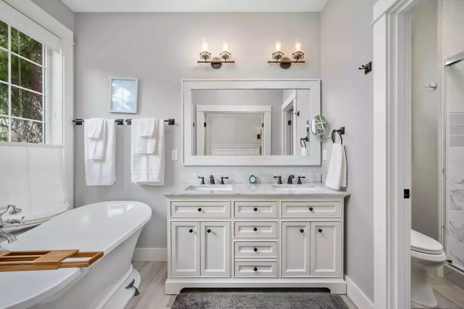 With 3 full bathrooms everyone staying here has ample privacy.