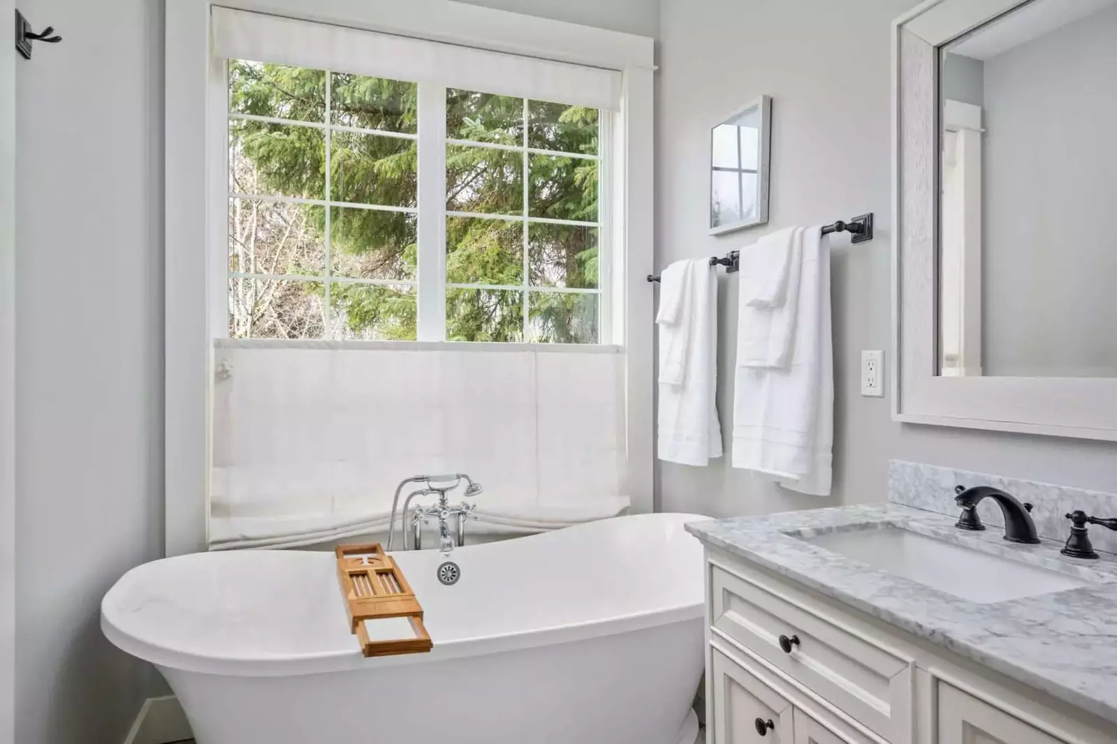 The raised bathtub is an excellent place to unwind after a day of Oregon Coast adventures.
