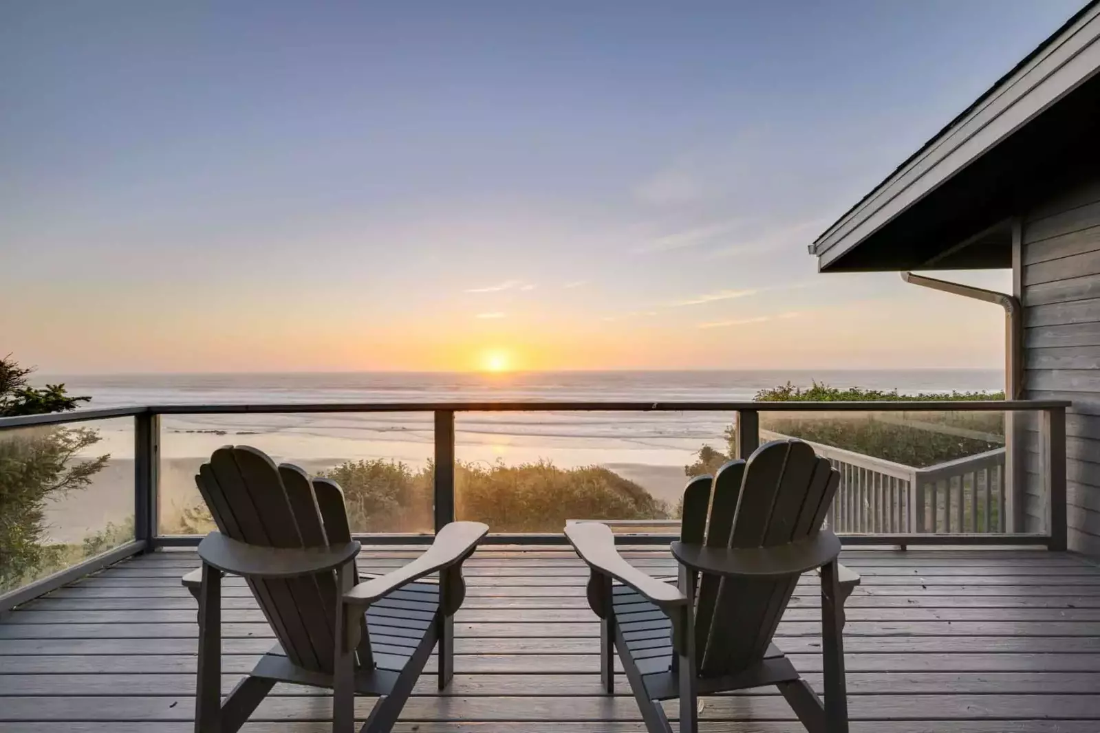 Take full advantage of the home's incredible cliff-top location, providing uninterrupted views of the ocean.