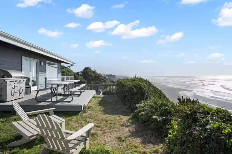 Lincoln City is a vibrant coastal town with ample shops, restaurants, bars, activities, hikes, and more!