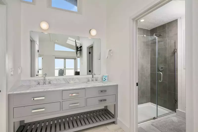 With 3 full bathrooms everyone staying here has ample privacy.