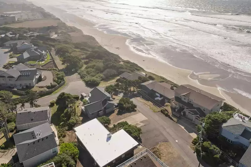 This rental is near beloved hiking spots like The Knoll and Cascade Head.