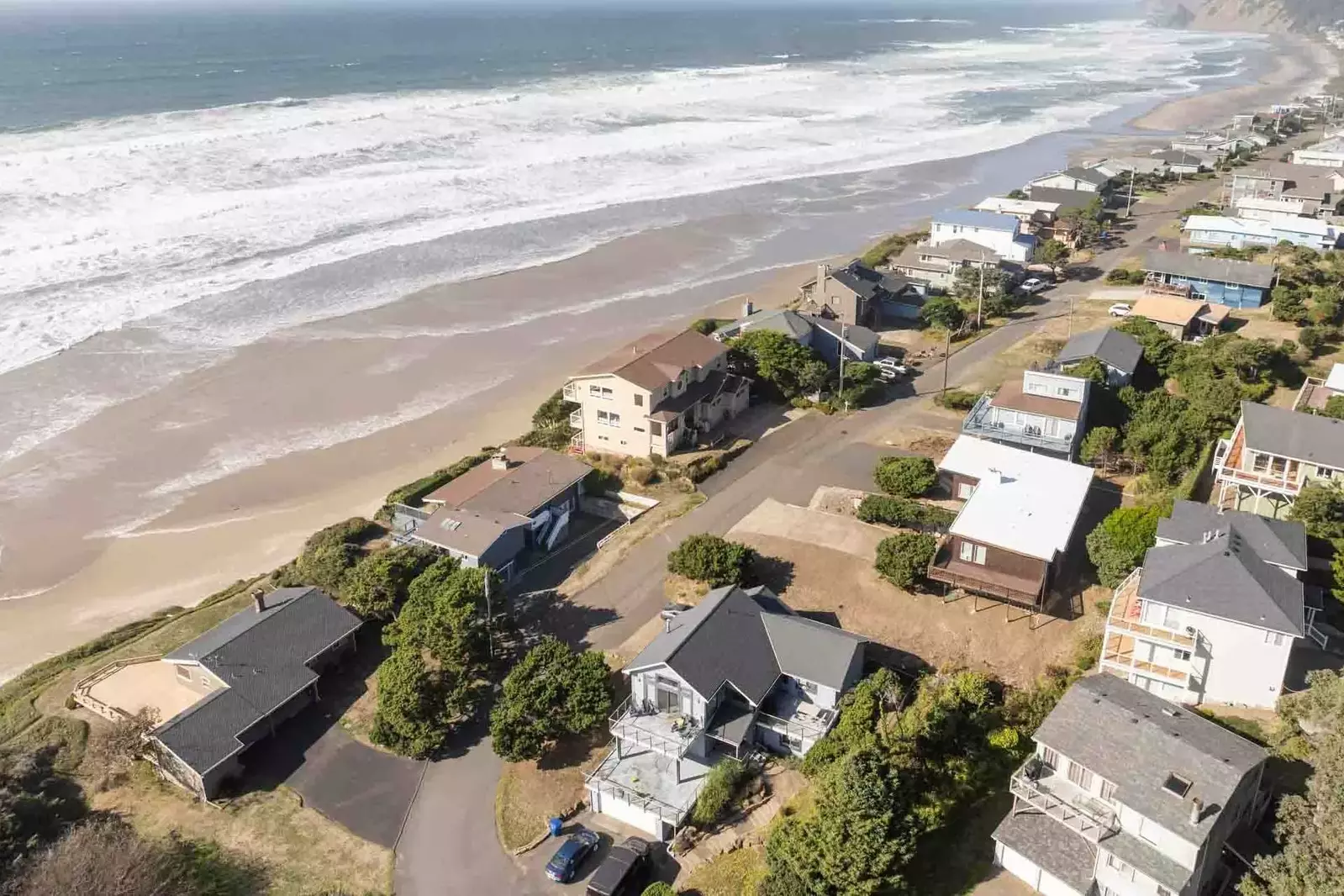 Moonstruck Beach House is in the Roads End neighborhood, a quiet spoto of Lincoln City close to many fun activities.