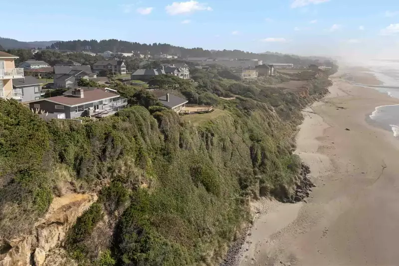 The beach is close to the rental. It is beautiful whether the weather is chilly or hot.