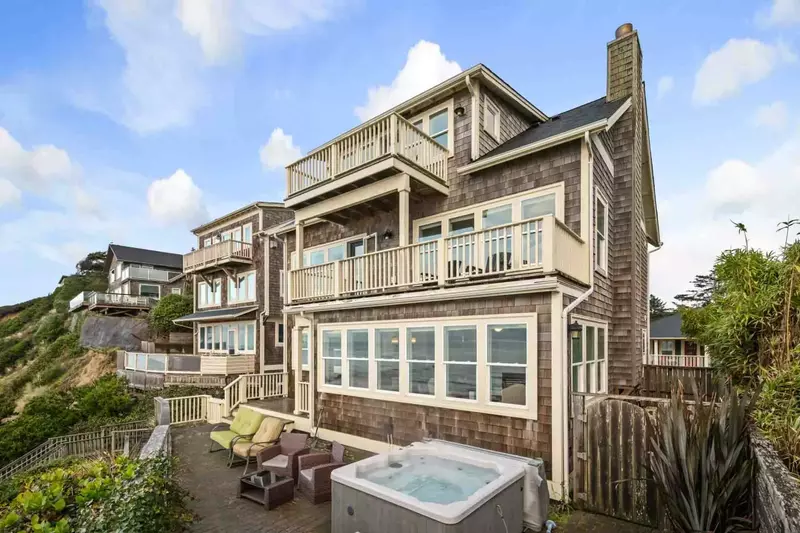 Puffin Place is perfectly situated on cliffside with excellent beach views and access.