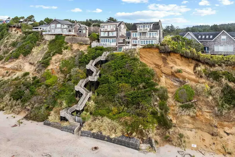 Puffin Place is right by the Olivia Beach Access Stairs. You can roll out of bed and enjoy a nice walk on the sand.