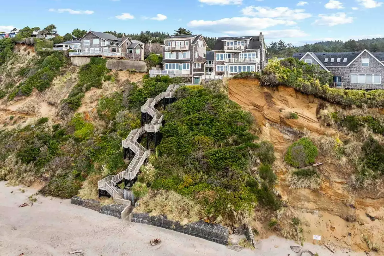 Puffin Place is right by the Olivia Beach Access Stairs. You can roll out of bed and enjoy a nice walk on the sand.
