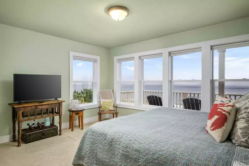 Watch a movie in bed while enjoying breathtaking views of the Oregon Coast.