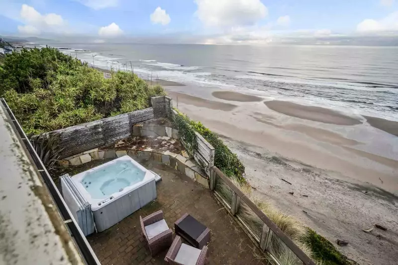 Watching the sunset from the hot tub is an excellent vacation experience.