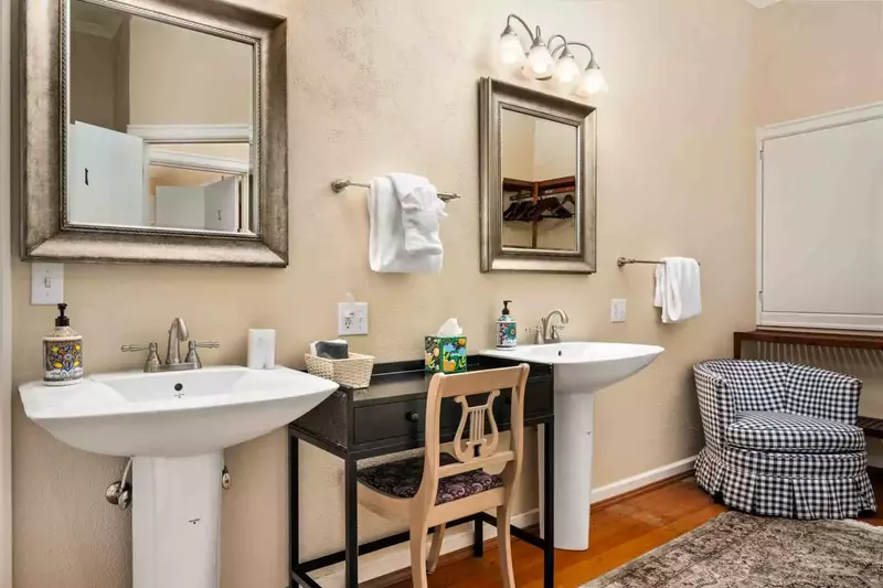 Two nice sinks and plenty of space.